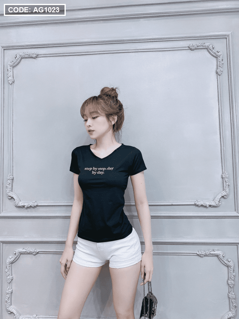 Áo thun nữ cổ tim thêu chữ