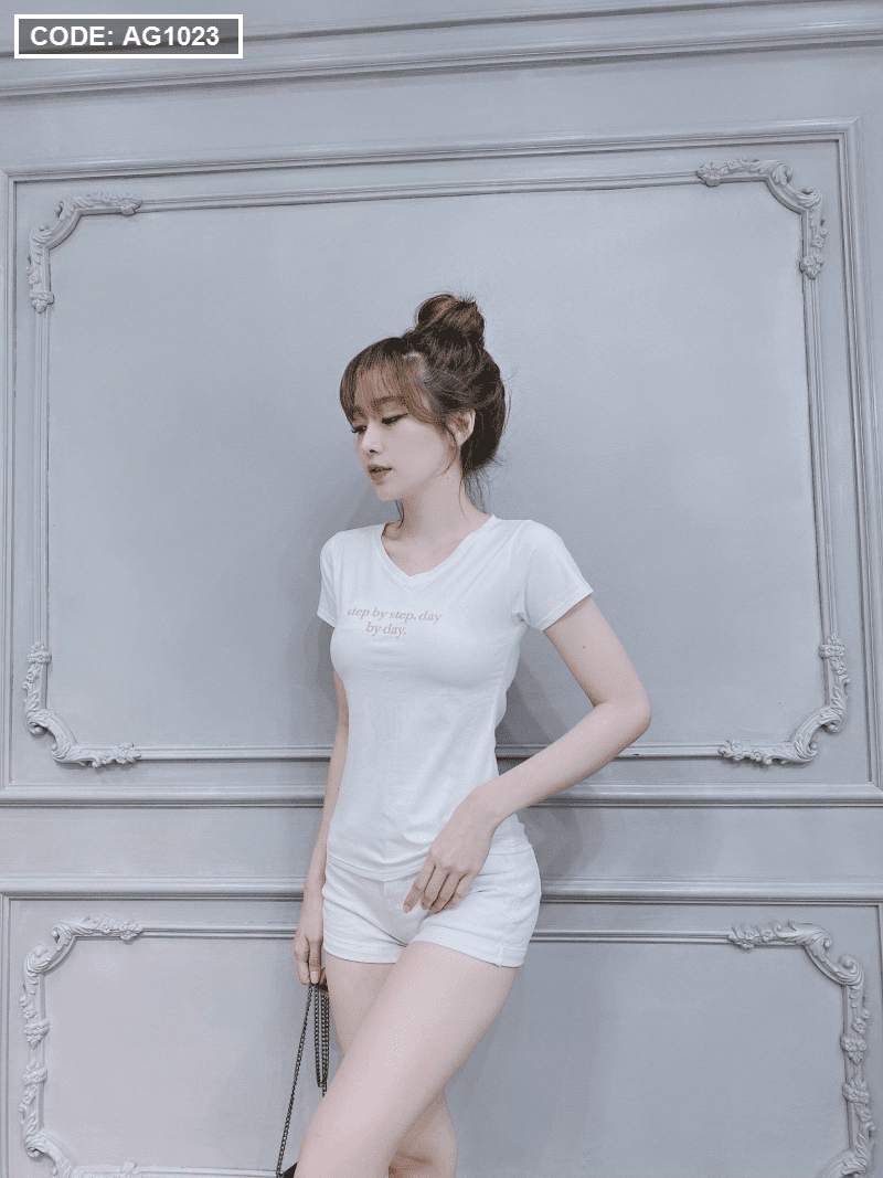 Áo thun nữ cổ tim thêu chữ