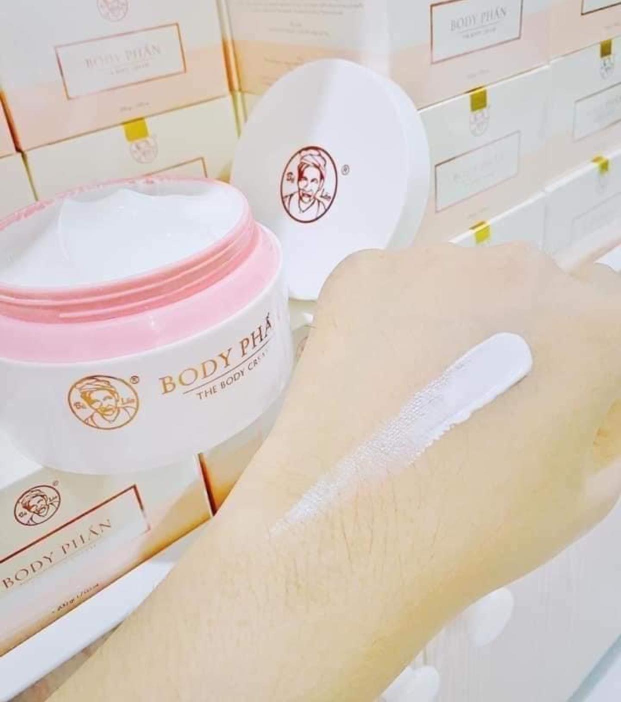 KEM BODY PHẤN BÀ LÃO