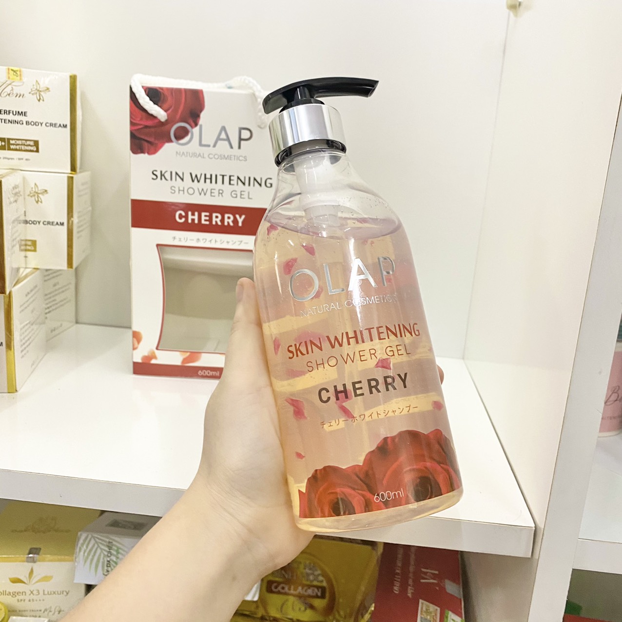 14804-z2940044804616-bb2595d682045567d7c223754c882c4f-5.jpg Sữa Tắm Trắng Da Olap Cherry Màu Đỏ 600ml - 8938519955912