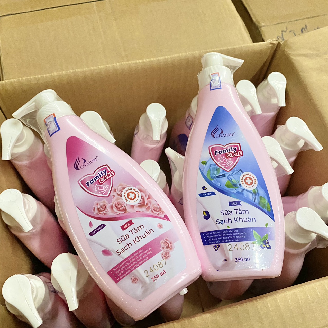 Combo 2 chai sữa tắm Charme Family Care 4 Combo 2 chai sữa tắm Charme Family Care