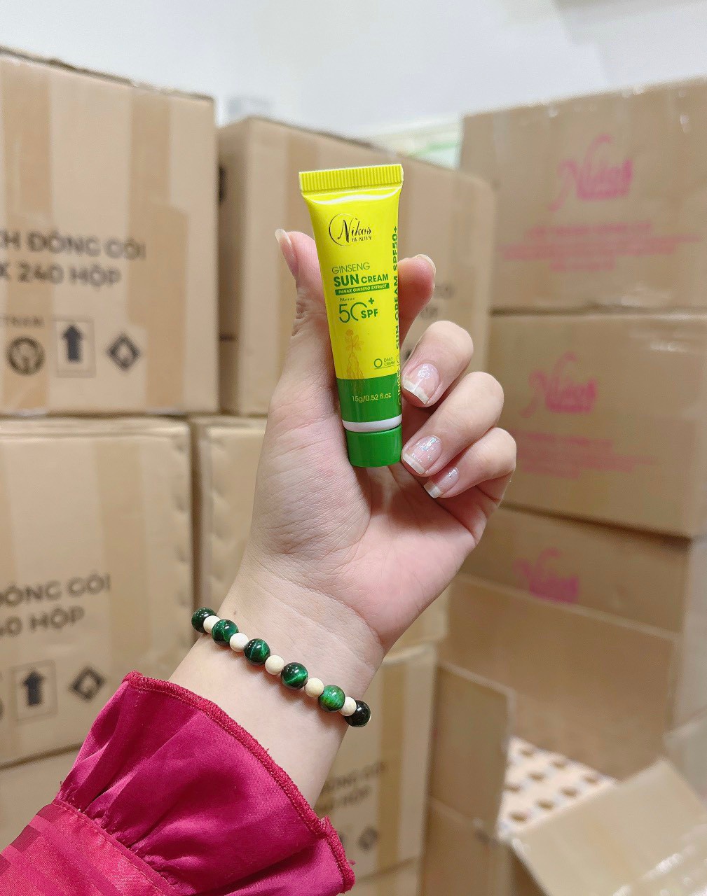 19827-z4422947088734-be251bf8c72622aded224c8ff810f2ab-1.jpg Kem Chống Nắng Rễ Sâm Nicos Beauty Mini 15g - 8938549741059