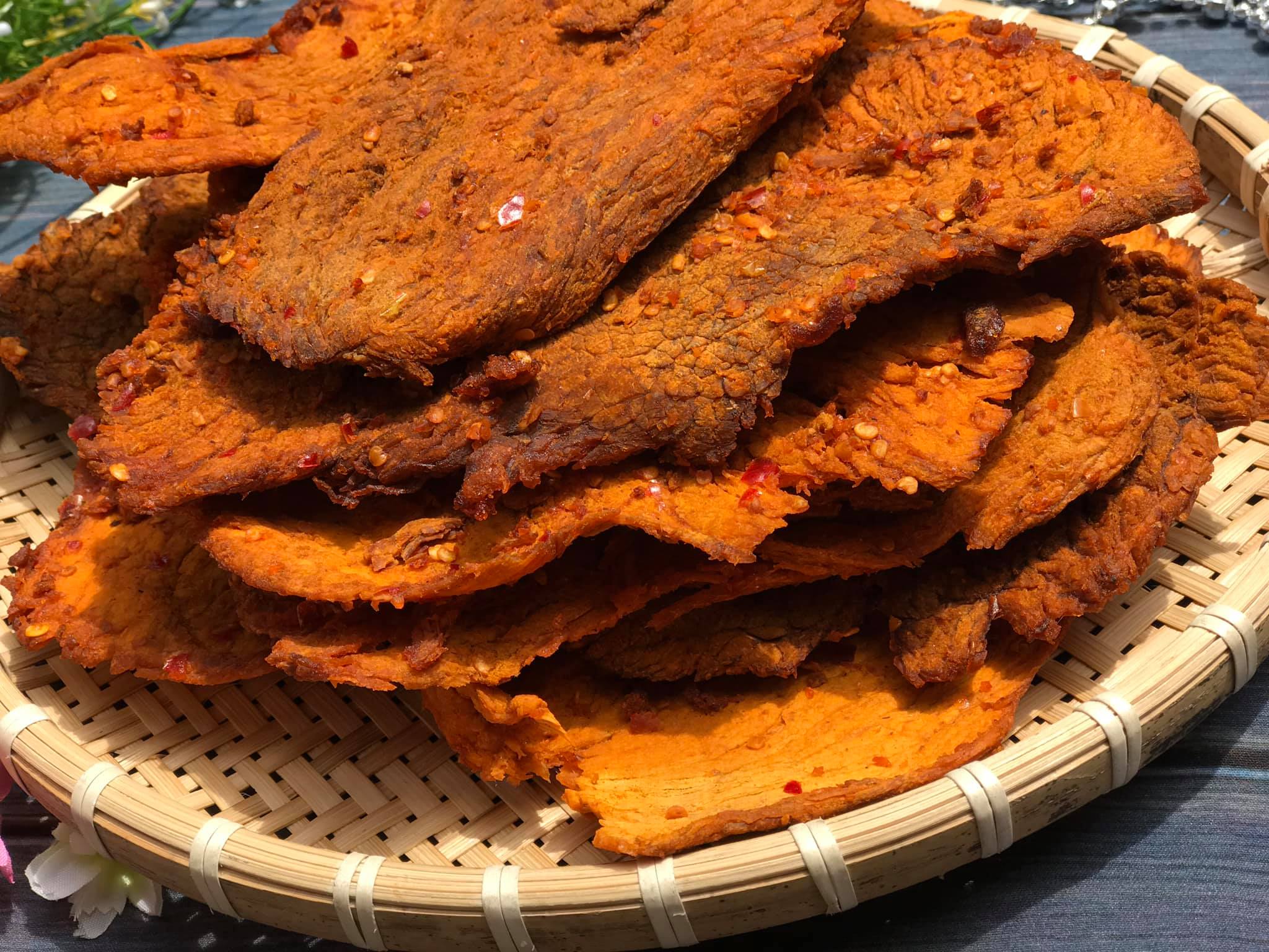 22742_67534220-2945831375643068-7191821509067800576-o-d1e6daa860dc4d46afa27c9bdcea724b_20241113154310-2.jpg Hộp Quà Tết Khô Bò Miếng Loại Đặc Biệt 500g - Hộp Ngôi Sao Lớn - Hộp Quà Tết 2026 - 8936208933623