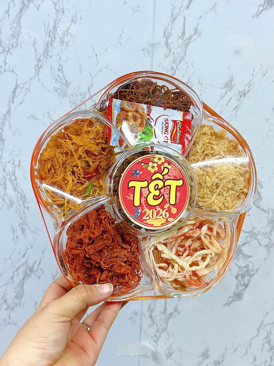 Nơi lấy sỉ hộp Quà Tết Set Khô Lục Vị 500g - Hộp Bông Mai Hộp Quà Tết 2026 7 Nơi lấy sỉ hộp Quà Tết Set Khô Lục Vị 500g - Hộp Bông Mai Hộp Quà Tết 2026