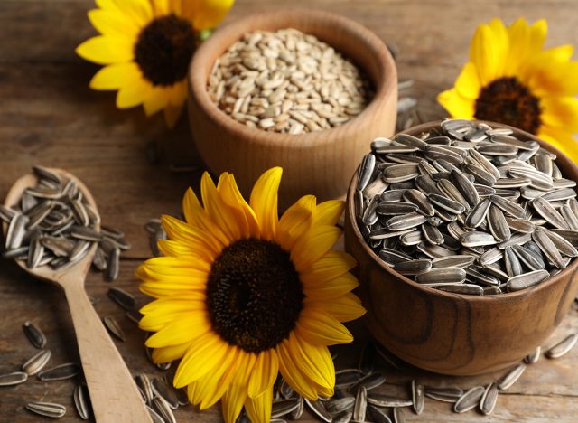22765_sunflower-seeds-4057_20241114094554-3.jpg Hộp Quà Tết Hạt Hướng Dương 300g - Hộp Sun Khía Hộp Quà Tết 2026 - 8936208933845