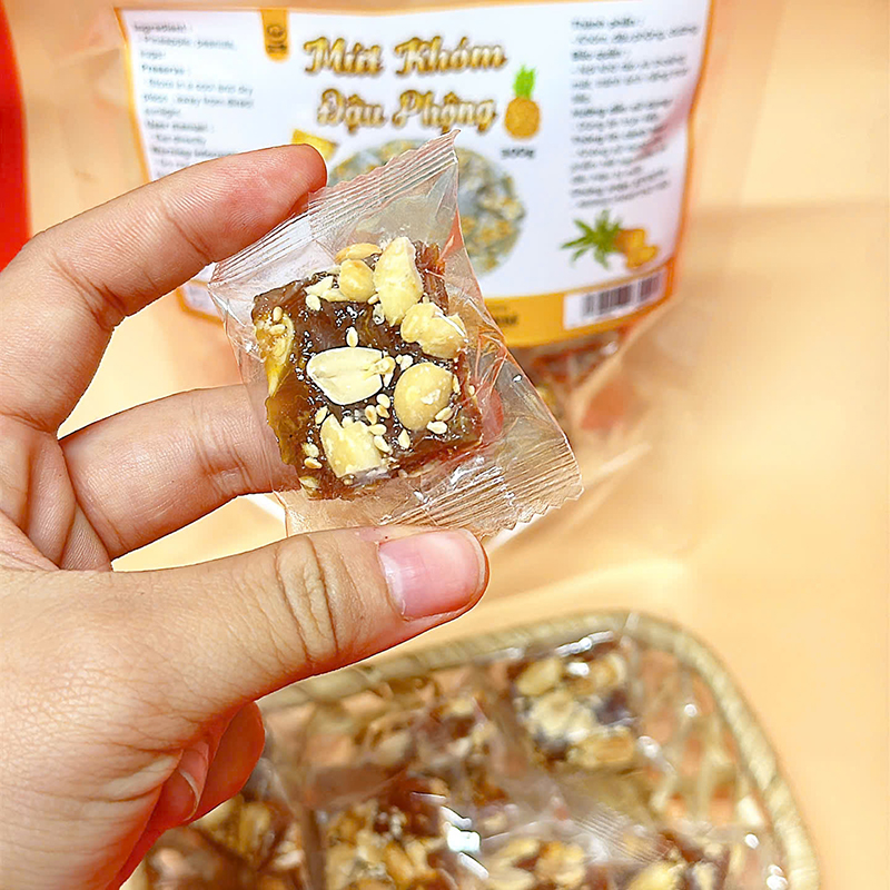 23380_z6125808205057-c5940f702d03004f6e02ebaa068cc83b_20241214103018-4.jpg Mứt Khóm Đậu Phộng Túi Zip 300g - MKDPTZ