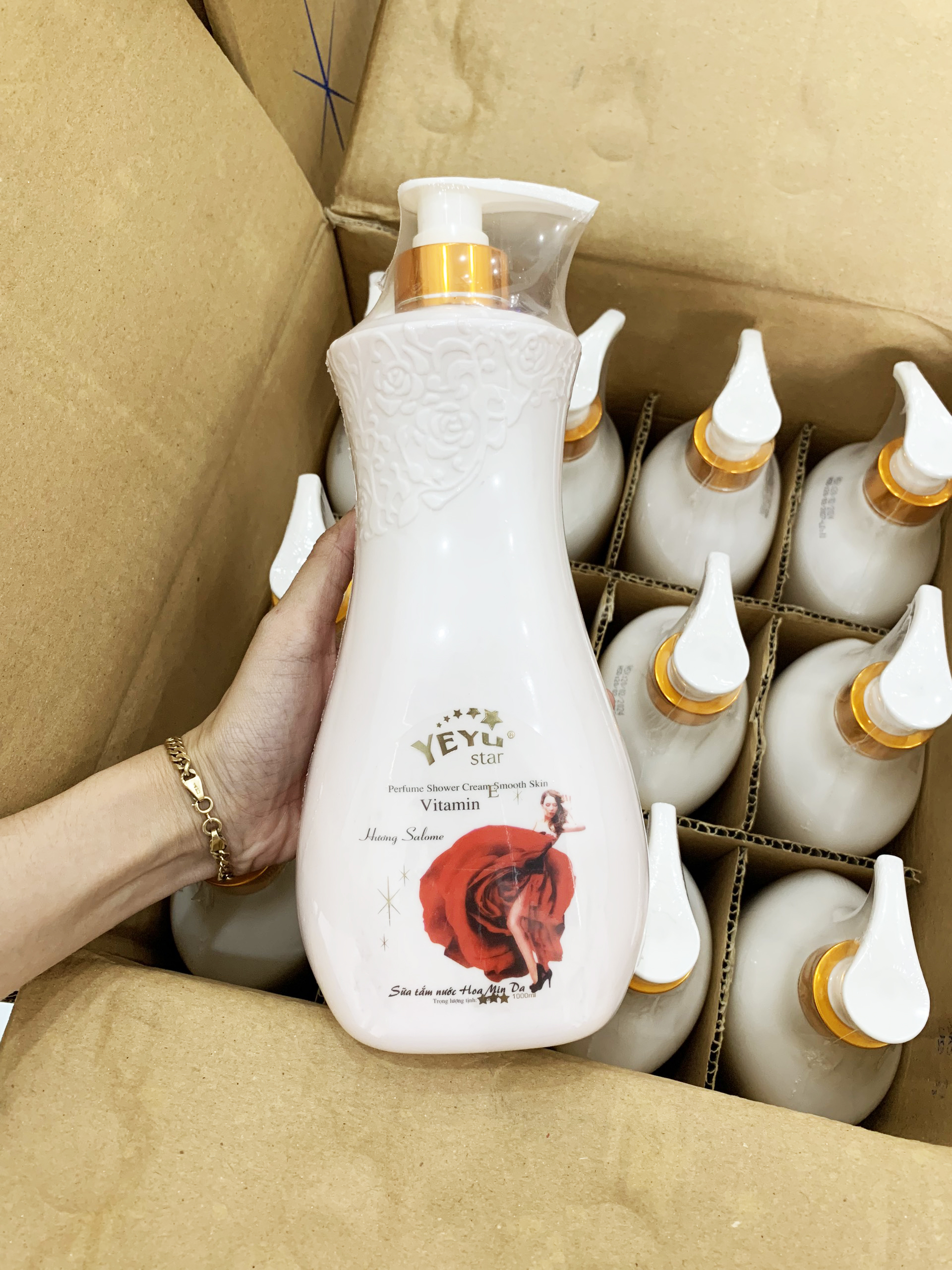 23536-z5188910796581-6f63c241179799e12b5eff111edaea7c-1.jpg Sữa Tắm Nước Hoa Yeyu Star Hương Salome 1000ml - 8936191202027