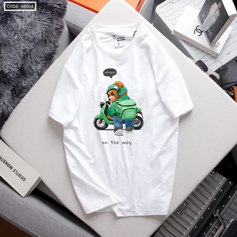 Áo Thun Nam Cổ Tròn Rurumen Màu Trắng In Hình Gấu Mang Balo (Có size 4x) 4 Áo Thun Nam Cổ Tròn Rurumen Màu Trắng In Hình Gấu Mang Balo (Có size 4x)