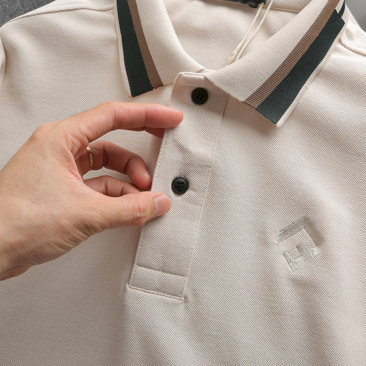 23992_z5344379685279-6aaae201b71d9e88801078ab6712aaf6_20240420025809-2.png Áo Thun Nam Cổ Bẻ Thêu Chữ G (Có size 3x) - CS224