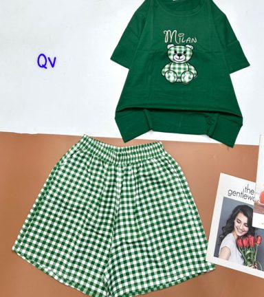 Đồ bộ quần đùi ca rô nhỏ áo thun in hình gấu - DBO4695