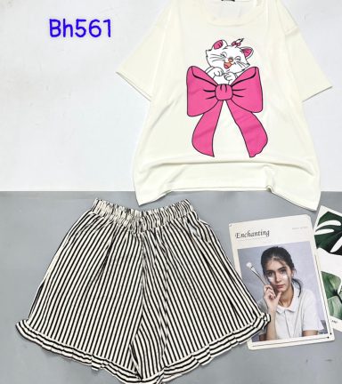 đồ bộ quần đùi bèo sọc áo tay ngắn in mèo nơ - DBO4883