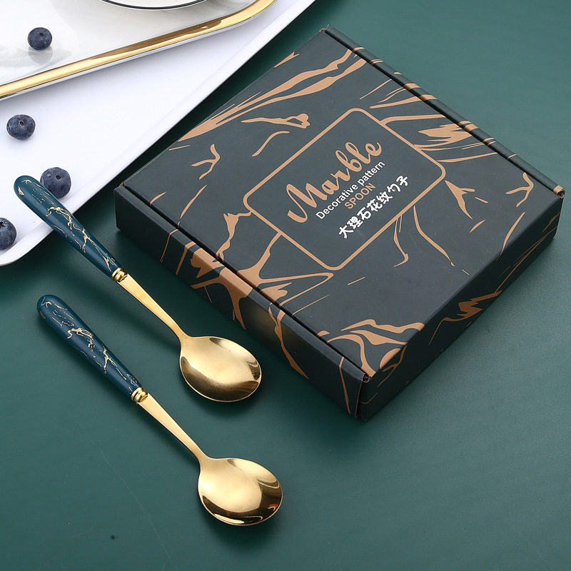 25039_o1cn01sau2zb1ueny1jndr4-2214105236006-0-cib_20240910122759-3.jpg Bộ 6 Muỗng Inox 304 Vân Đá Tráng Vàng Kèm Hộp 16x18cm - MIN03401