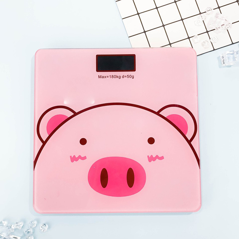 25328_4cac3ed3adf6883ac1d74944cff63879_20240929151308-3.jpg Cân Điện Tử Sức Khỏe Hình Heo Hồng Và Gấu Dâu - Mặt Kính Cường Lực - Trọng Tải Tối Đa 180kg 28x28cm - CDT02