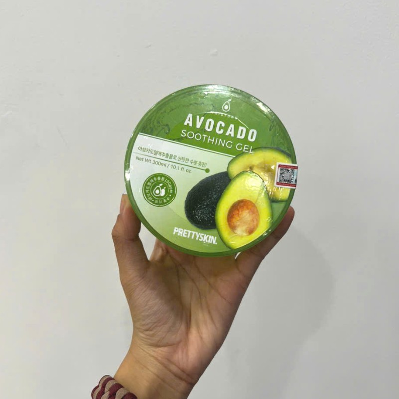 25602_z5997526387527-2d2679f605c414b1fbaa52e432d0bc94-photoroom_20241104142327-9.jpg Gel Dưỡng Da Đa Năng Prettyskin Chiết Xuất Bơ Avocado Soothing Gel 300ml - 8809733211842