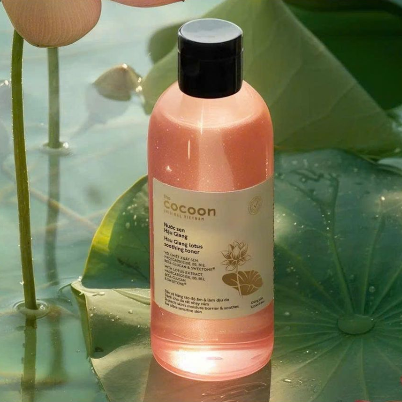 26479_6_20250717114747-2.png Nước Sen Hậu Giang Toner Cocoon 310ml Dành Cho Da Nhạy Cảm - Hỗ Trợ Cấp Ẩm Phục Hồi Da - 8936217700889