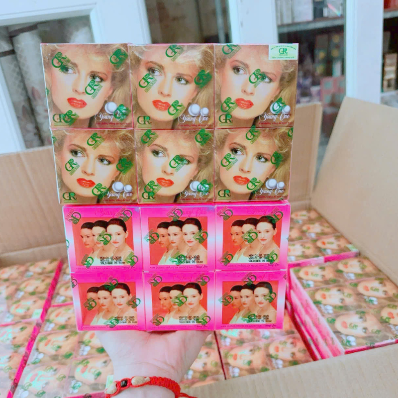 Combo 12 Hộp Kem Face Dưỡng Trắng Da Ngọc Trai Cô Gái Tóc Xù Young One 4.5g/Hộp 6 Combo 12 Hộp Kem Face Dưỡng Trắng Da Ngọc Trai Cô Gái Tóc Xù Young One 4.5g/Hộp