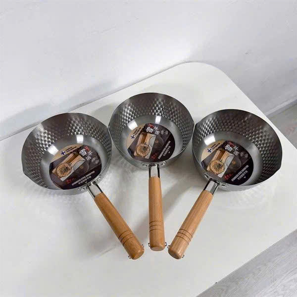 Chảo inox 18cm vân tuyết có miệng rót 2 Chảo inox 18cm vân tuyết có miệng rót