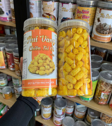 Nui Vàng Chiên Tỏi Ớt Thơm Ngon 300g - Hộp Pet - NVCTOHP300G