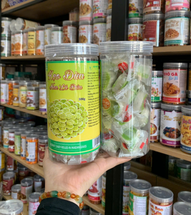 Kẹo Dừa Non Lá Dứa Thơm Ngon 300g - Hũ Pet - KDNLDHP300G