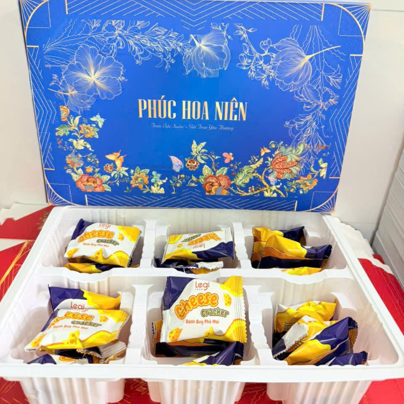 27587_73_20251210105601.png Bánh Hộp Vị Phô Mai, Cà Phê Phúc Hoa Niên - Hộp Bánh Sang Trọng Trang Trí Tết - HBPHN01