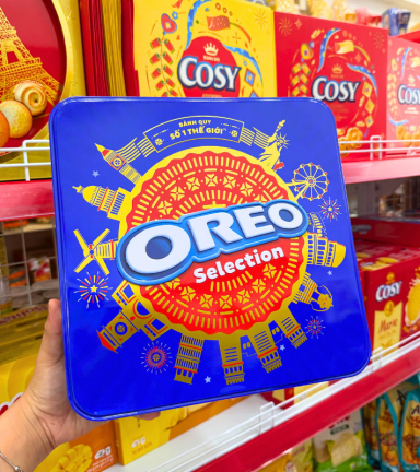 Bánh Quy Oreo (Vị Kem Socola, Vani, Dâu) - Bánh Quy Sữa Oreo - Bánh Kinh Đô Oreo Hộp Thiếc 393,75g (15 Gói x 26,25g) - Kèm Túi - 8934680115711