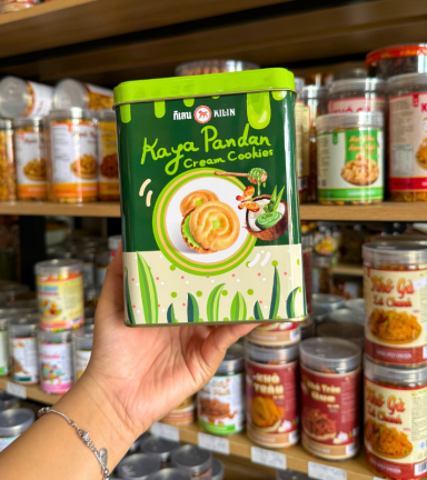 Bánh Quy Nhân Kem Dừa Lá Dứa Hộp Thiếc KILIN Thái Lan 400g - Hộp Xanh Lá - 8859465690958