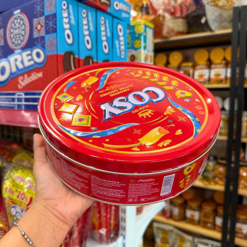Bánh Cosy Quy Bơ Thập Cẩm Vị Socola - Bánh Kinh Đô Cosy Socola Hộp Thiếc Tròn Đỏ 390g - Kèm Túi 9 Bánh Cosy Quy Bơ Thập Cẩm Vị Socola - Bánh Kinh Đô Cosy Socola Hộp Thiếc Tròn Đỏ 390g - Kèm Túi