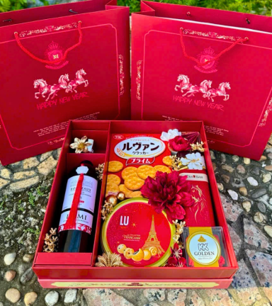 Hộp Quà Tết - Hộp Bánh Cứng Và Chai Rượu Sang Trọng - Quà Trang Trí Tết - QTTT59