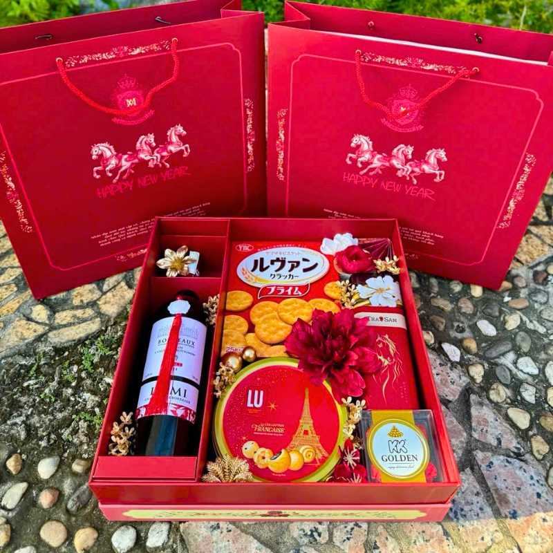 28165_161-2_20260116123626.png Hộp Quà Tết - Hộp Bánh Cứng Và Chai Rượu Sang Trọng - Quà Trang Trí Tết - QTTT59