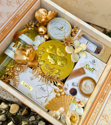 Hộp Quà Tết - Hộp Bánh Cứng Cổ Điển Có Rượu Phối Màu Vàng Sang Trọng - Quà Trang Trí Tết - QTTT60