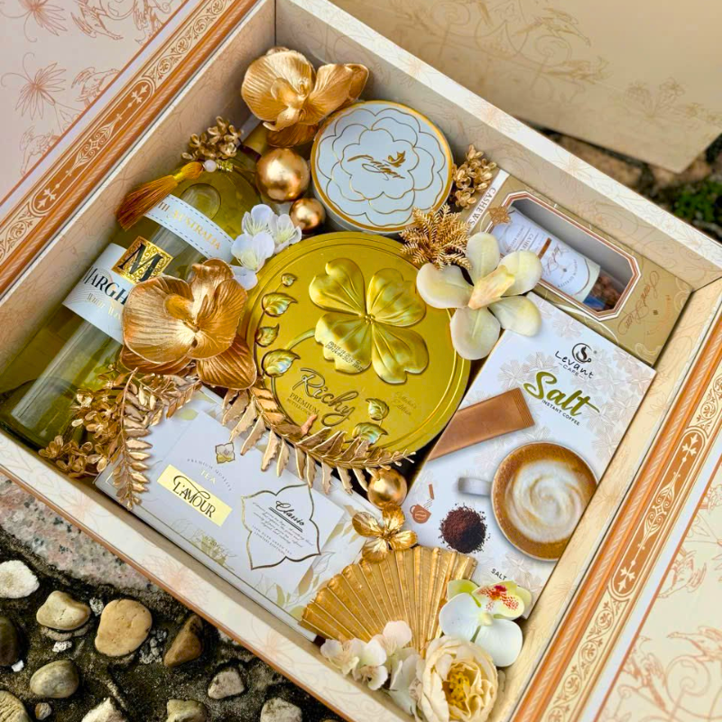 Nơi lấy sỉ hộp Quà Tết - Hộp Bánh Cứng Cổ Điển Có Rượu Phối Màu Vàng Sang Trọng - Quà Trang Trí Tết 2 Nơi lấy sỉ hộp Quà Tết - Hộp Bánh Cứng Cổ Điển Có Rượu Phối Màu Vàng Sang Trọng - Quà Trang Trí Tết