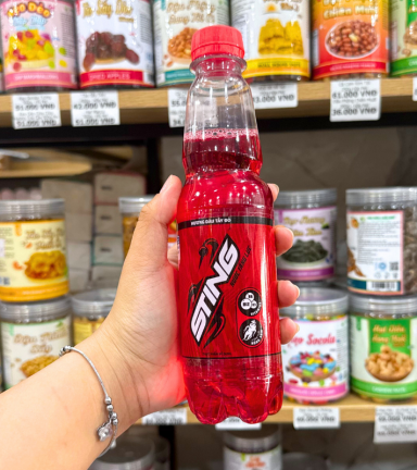 1 Chai Nước Ngọt Sing Đỏ - Nước Tăng Lục Sting Hương Dâu Tây (330ml/Chai) - 8934588233005LE