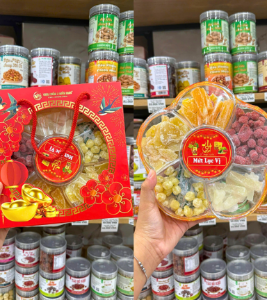 Hộp Quà Tết Set Mứt Lục Vị Bông Mai (Khoai Lang, Gừng, Hạt Sen, Bí, Kẹo Dâu Tây) - Hộp Bông Mai Hộp Quà Tết 2026 Kèm Túi - MLVBMKT