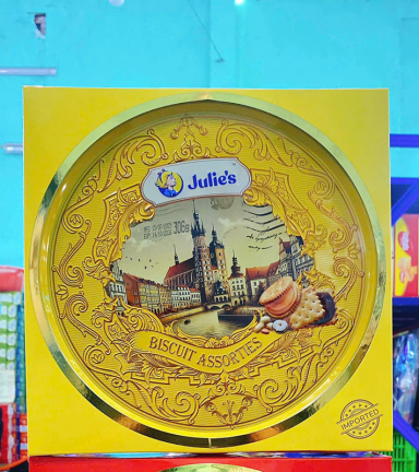 Bánh Quy JULIE'S Nhân Bơ Đậu Phộng Hộp Thiếc Phong Cảnh 306g - Hộp Màu Vàng - BQJNBDPHMV