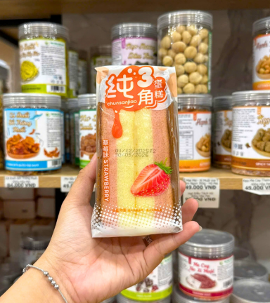 1 Cái Bánh Bông Lan Tam Giác CHUNSANJIAO Vị Dâu - Màu Hồng - BBLTGCVD01