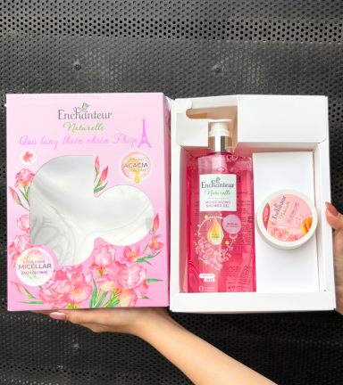 Set Quà Tặng Sữa Tắm Enchanteur Naturelle Hương Hoa Iris & Tẩy Tế Bào Chết Body (Set Màu Hồng) - SETENCHANTEURIRIS