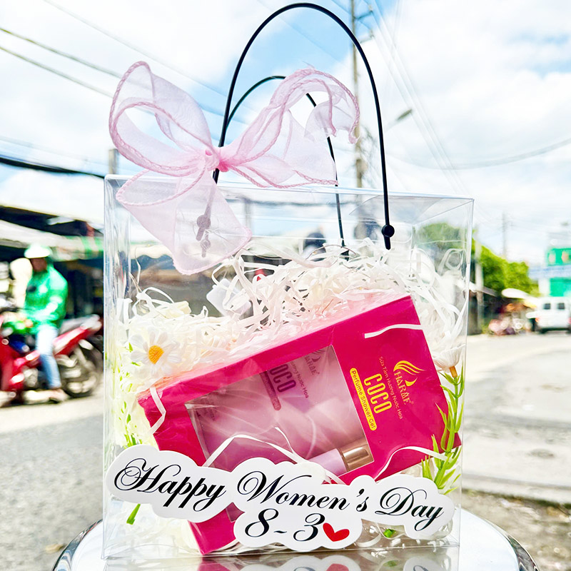 Nguồn hàng sỉ túi Quà Tặng 8-3 Sữa Tắm Nước Hoa Charme Coco Hồng + Nước Hoa Charme Coco (Có Đèn Chớp) 3 Nguồn hàng sỉ túi Quà Tặng 8-3 Sữa Tắm Nước Hoa Charme Coco Hồng + Nước Hoa Charme Coco (Có Đèn Chớp)