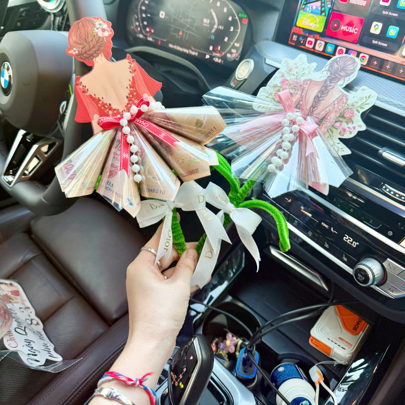 28539_210_20260303124503.png Hoa Gài Tiền - Hoa Gắn Tiền - Hoa Đựng Cô Gái Trong Suốt - Ngẫu Nhiên - HGT03