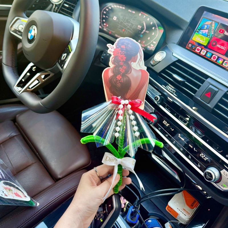 28539_213_20260303124505.png Hoa Gài Tiền - Hoa Gắn Tiền - Hoa Đựng Cô Gái Trong Suốt - Ngẫu Nhiên - HGT03