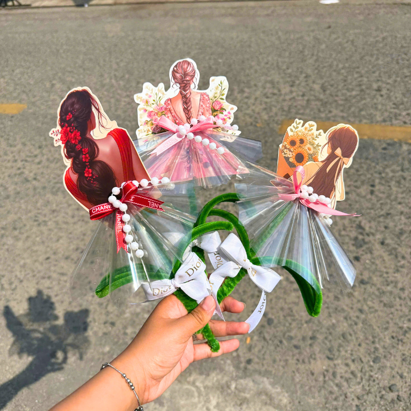 28539_214_20260303124506.png Hoa Gài Tiền - Hoa Gắn Tiền - Hoa Đựng Cô Gái Trong Suốt - Ngẫu Nhiên - HGT03