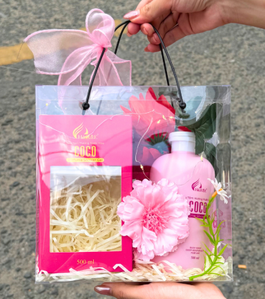Set Giỏ Quà Tặng Sữa Tắm Nước Hoa Charme Coco Hồng + Nước Hoa Charme Coco (Có Đèn Chớp) - SETQUACHARME05