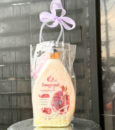 Set Giỏ Quà Tặng Sữa Tắm Hương Nước Hoa Charme Pomegranate Lựu Đỏ 1 Lít - SETQUACHARME11