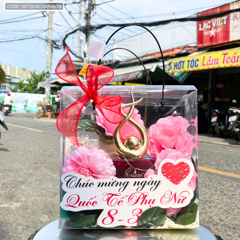 28614_427_20260306153444.png Set Giỏ Quà Nước Hoa Charme So Sexy Mùi Nữ 100ml Phiên Bản Mới 2025 - Túi Trong Vuông Có Đèn Đom Đóm Lót Giấy Rơm Thắt Nơ Xinh Xắn Nhiều Màu - SETQUACHARME24