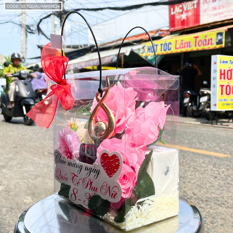 28614_428_20260306153449.png Set Giỏ Quà Nước Hoa Charme So Sexy Mùi Nữ 100ml Phiên Bản Mới 2025 - Túi Trong Vuông Có Đèn Đom Đóm Lót Giấy Rơm Thắt Nơ Xinh Xắn Nhiều Màu - SETQUACHARME24