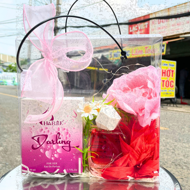 28631_455_20260306164611.png Set Quà Tặng Nước Hoa Charme Darling Mùi Nữ 50ml Hương Ngọt Ngào Quyến Rũ - Túi Trong Vuông Có Đèn Đom Đóm Lót Giấy Rơm Thắt Nơ Xinh Xắn Nhiều Màu - SETQUACHARME41