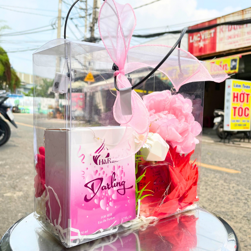 28631_457_20260306164615.png Set Quà Tặng Nước Hoa Charme Darling Mùi Nữ 50ml Hương Ngọt Ngào Quyến Rũ - Túi Trong Vuông Có Đèn Đom Đóm Lót Giấy Rơm Thắt Nơ Xinh Xắn Nhiều Màu - SETQUACHARME41