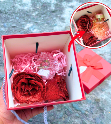 Hộp Quà Giấy Vuông Màu Đỏ Nắp Rời Có Quai Xách - Hộp Có Hoa Kim Tuyến Rơm Đèn Đom Đóm - HOPQUAGIAY02