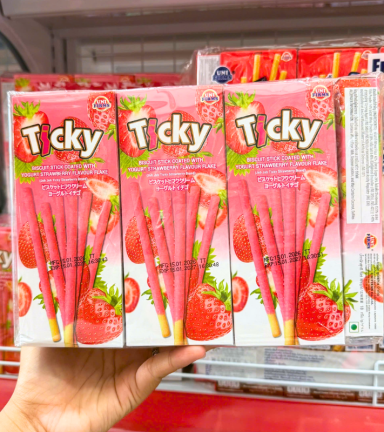 Bánh Que Đũa Phủ Yogurt Dâu Ticky Uni Firms Lốc 13 Hộp - Màu Hồng - 8858694610256