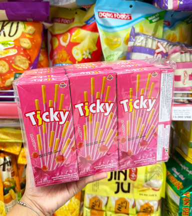 Bánh Que Đũa Phủ Dâu Ticky Uni Firms Lốc 13 Hộp - Màu Hồng - 8858694610096
