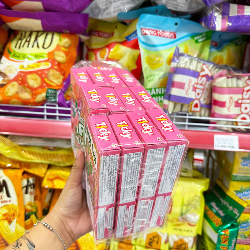 Bánh Que Đũa Phủ Dâu Ticky Uni Firms Lốc 13 Hộp - Màu Hồng 5 Bánh Que Đũa Phủ Dâu Ticky Uni Firms Lốc 13 Hộp - Màu Hồng